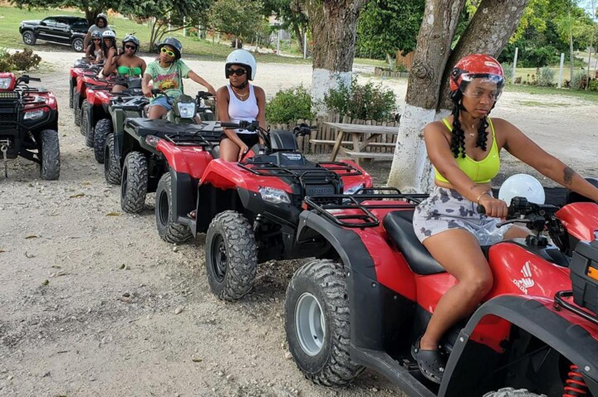 un grup de persones que viatgen en quads de quatre rodes