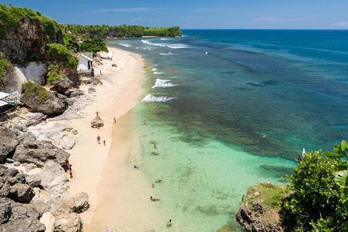plaža s ljudima koji plivaju u vodi