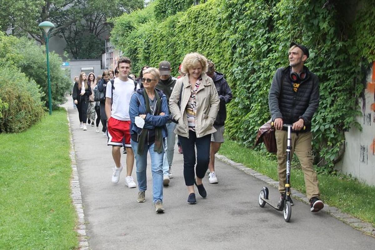 skupina lidí jdoucích po chodníku
