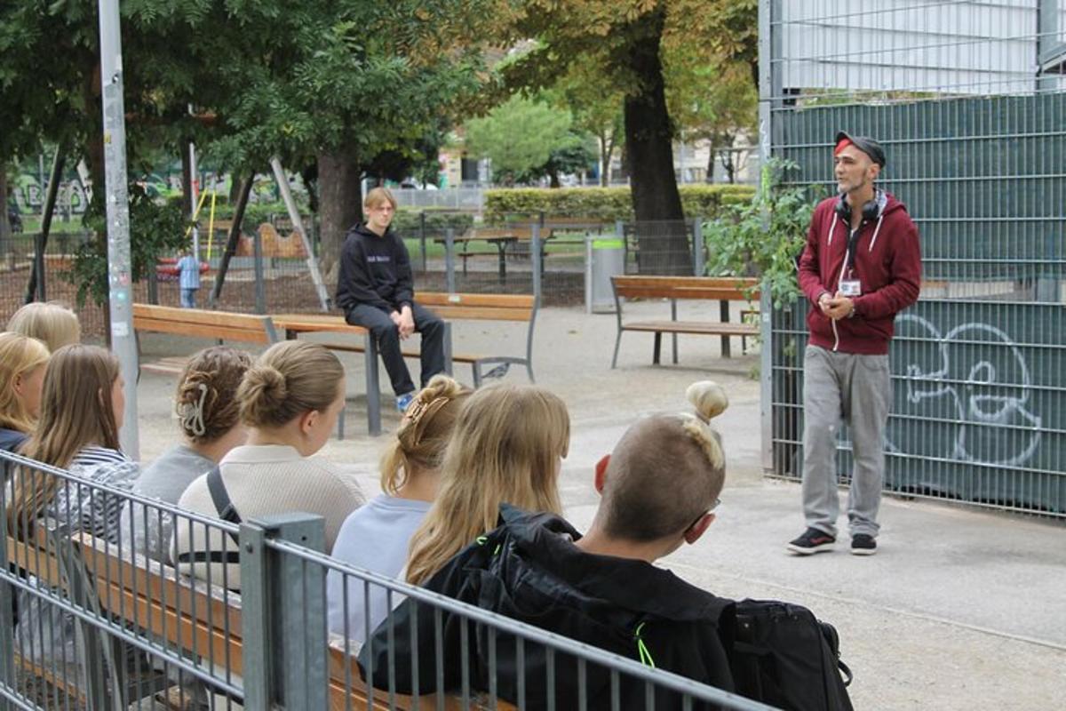 muž stojící před davem lidí