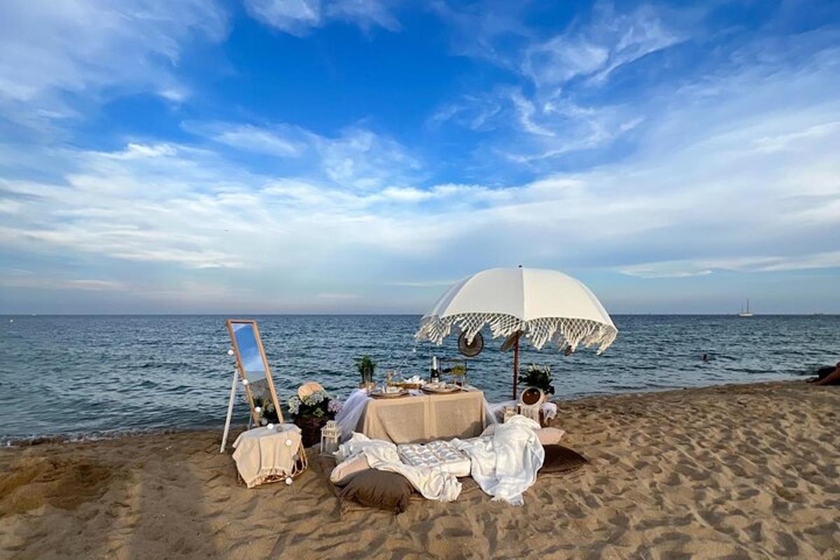 uma mesa e um guarda-sol na praia
