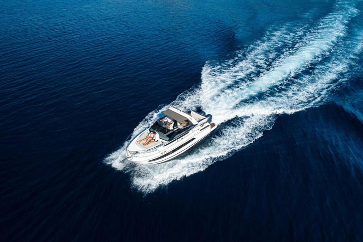 una barca nell'oceano con due persone a bordo