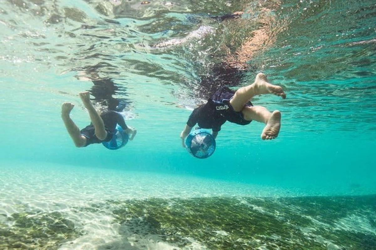 dua orang sedang berenang di air