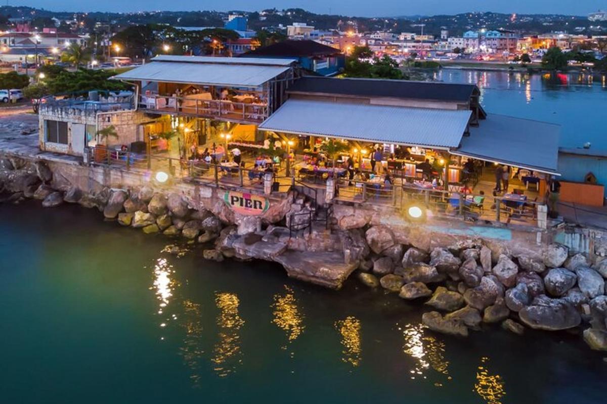 ein Fischrestaurant am Wasser bei Nacht