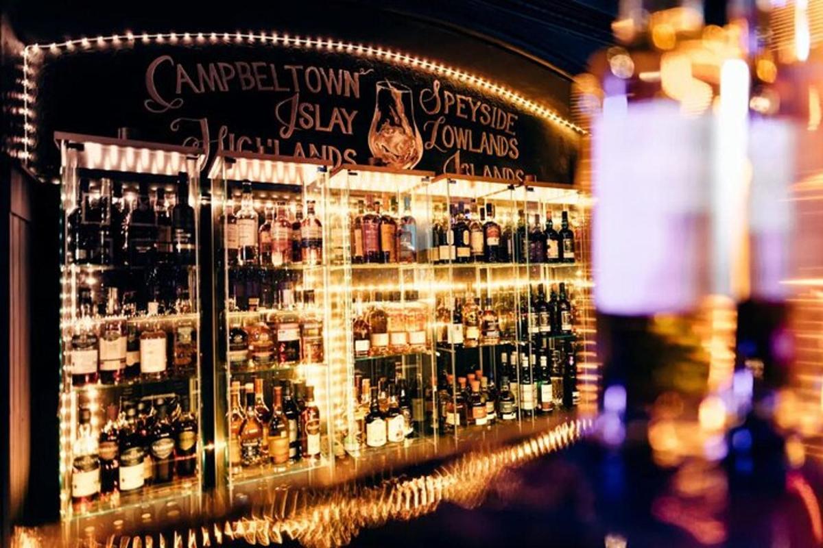 alkoholipullojen esillepano baarissa