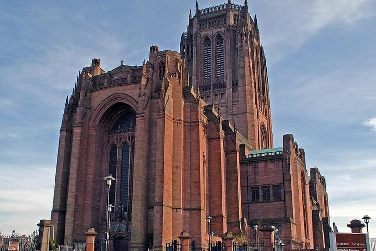 un gran edifici amb una torre del rellotge a sobre