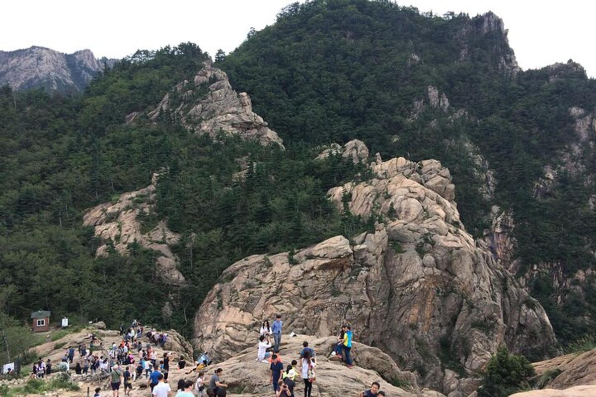 바위산을 걷는 사람들의 무리