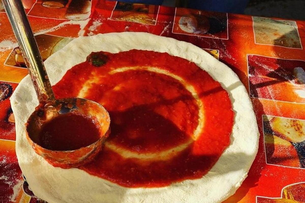 pai yang duduk di atas meja dengan sudu