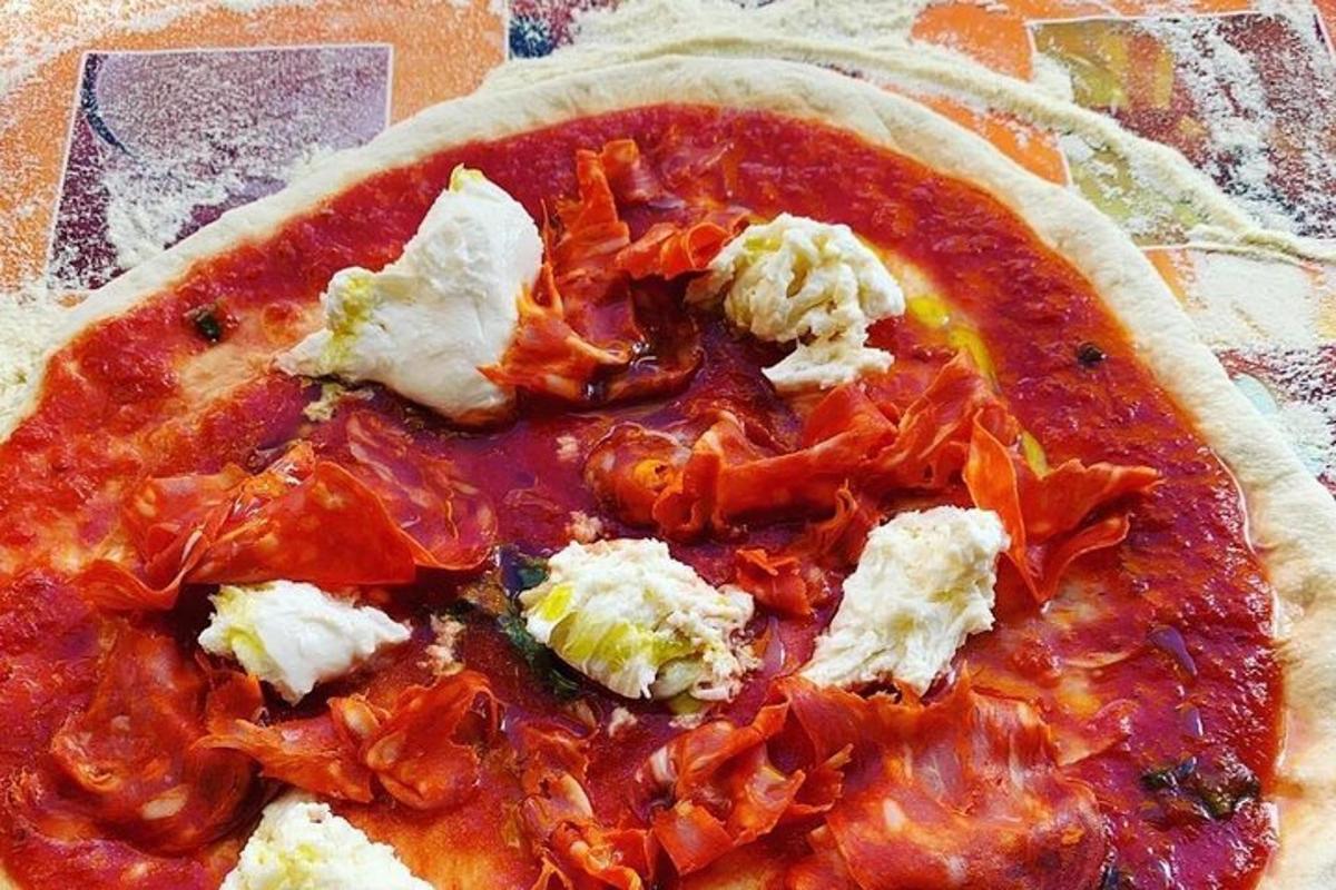 pizza dengan sos merah dan keju di atas meja