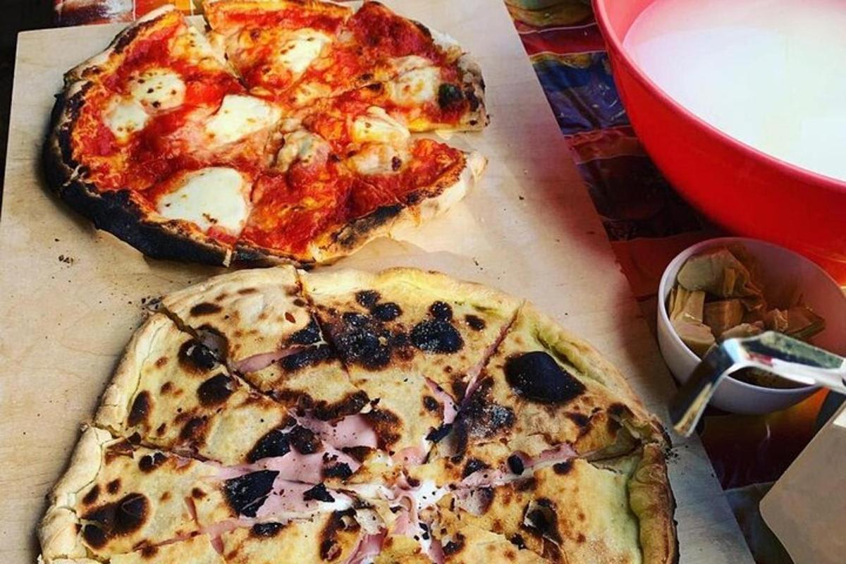duas pizzas em cima de uma mesa