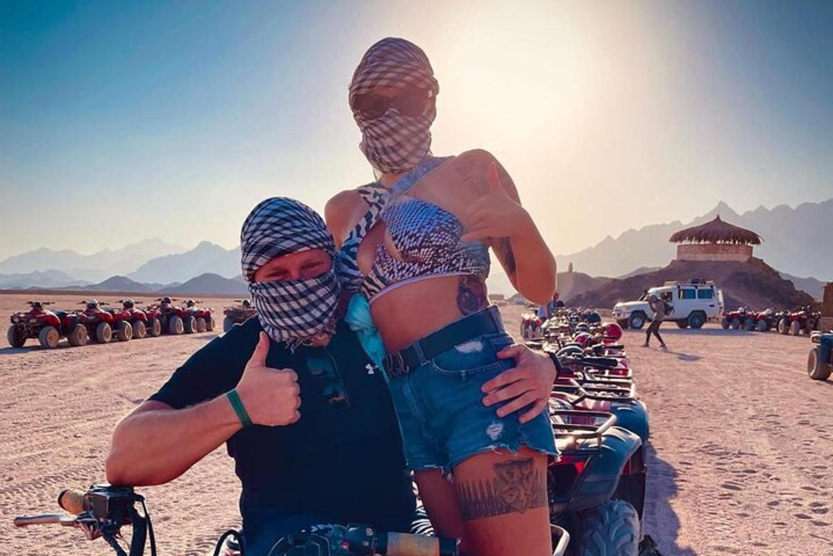 un uomo in piedi accanto a un uomo nel deserto