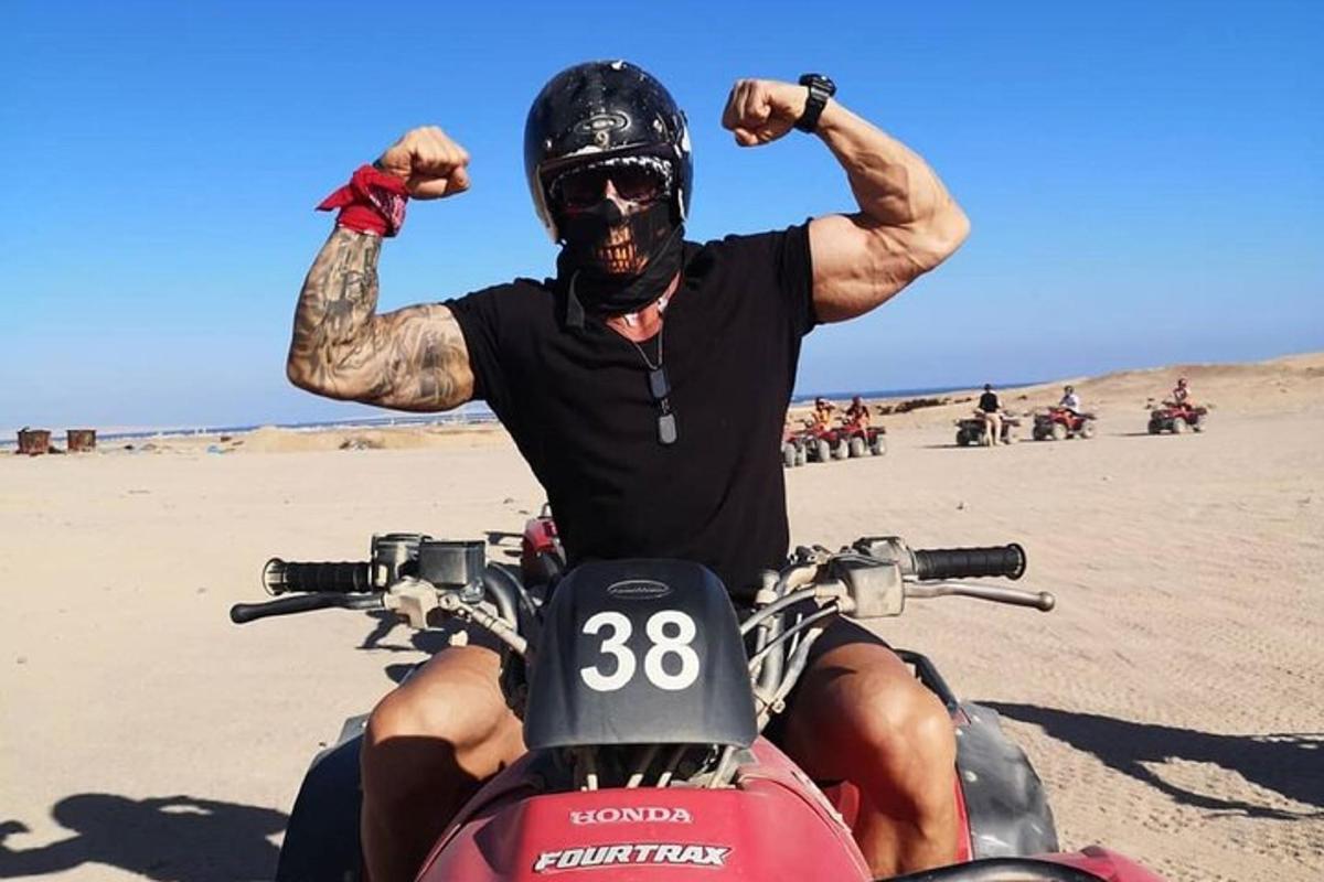 un uomo in moto sulla spiaggia