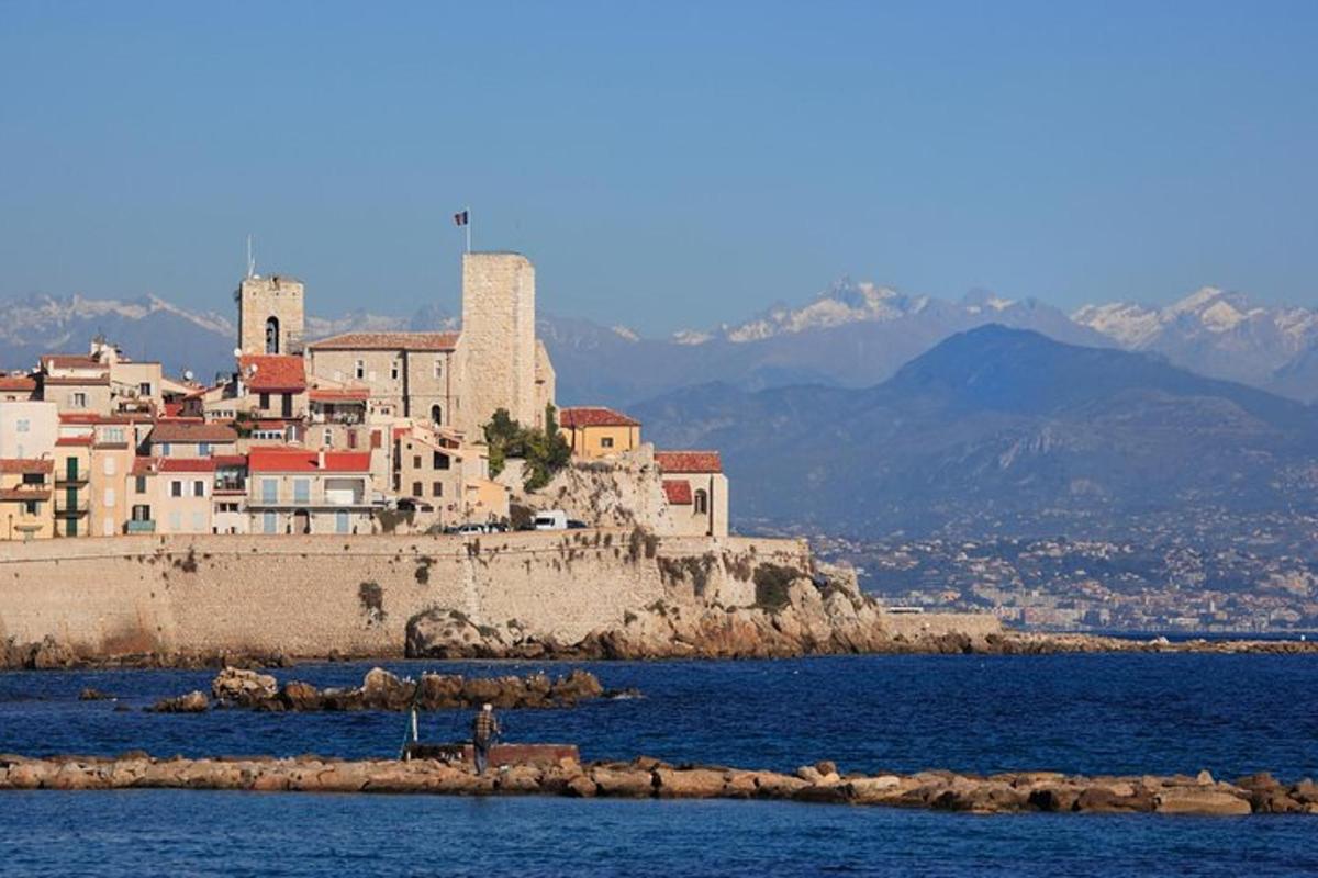 una città sulla riva di uno specchio d'acqua
