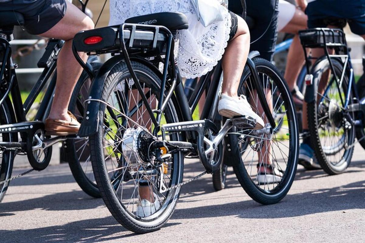 un gruppo di persone che vanno in bicicletta lungo una strada