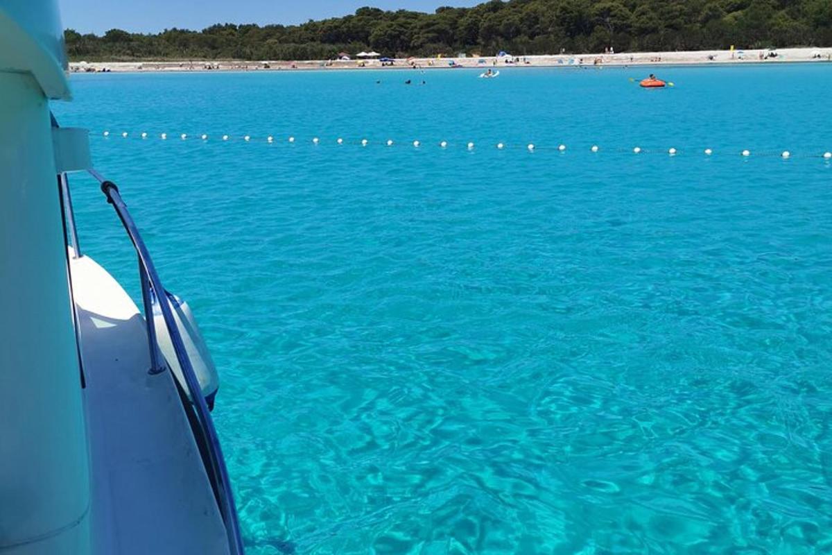 pohled na oceán z boku lodi
