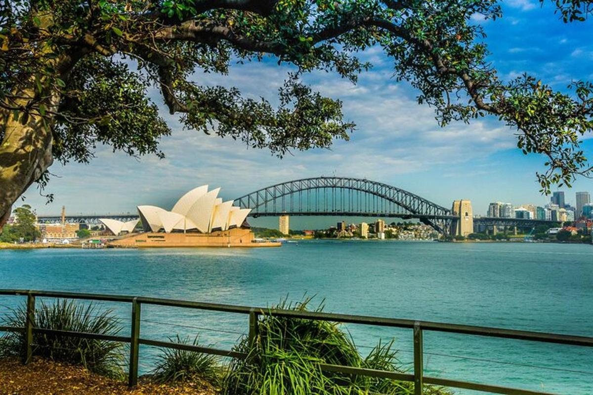 una vista del teatro dell'opera di Sydney e di un ponte