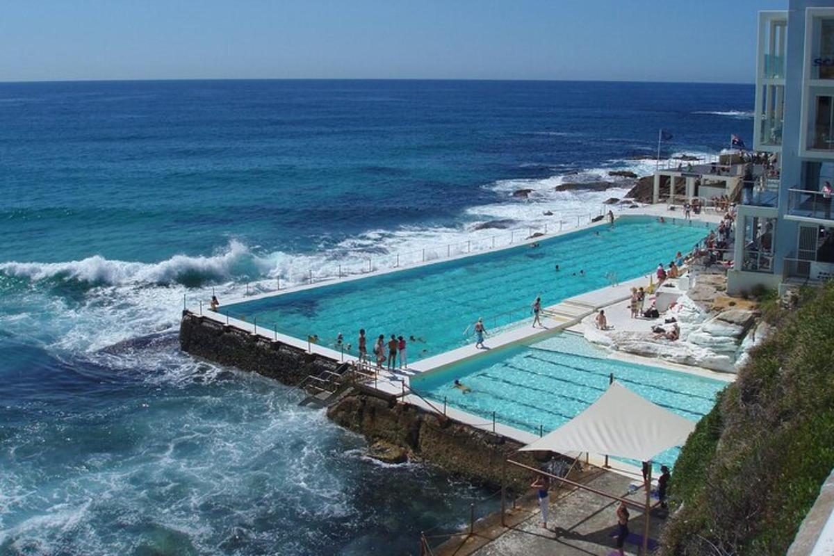 una grande piscina vicino all'oceano