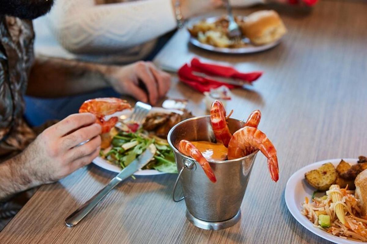 una persona seduta a un tavolo con un piatto di cibo