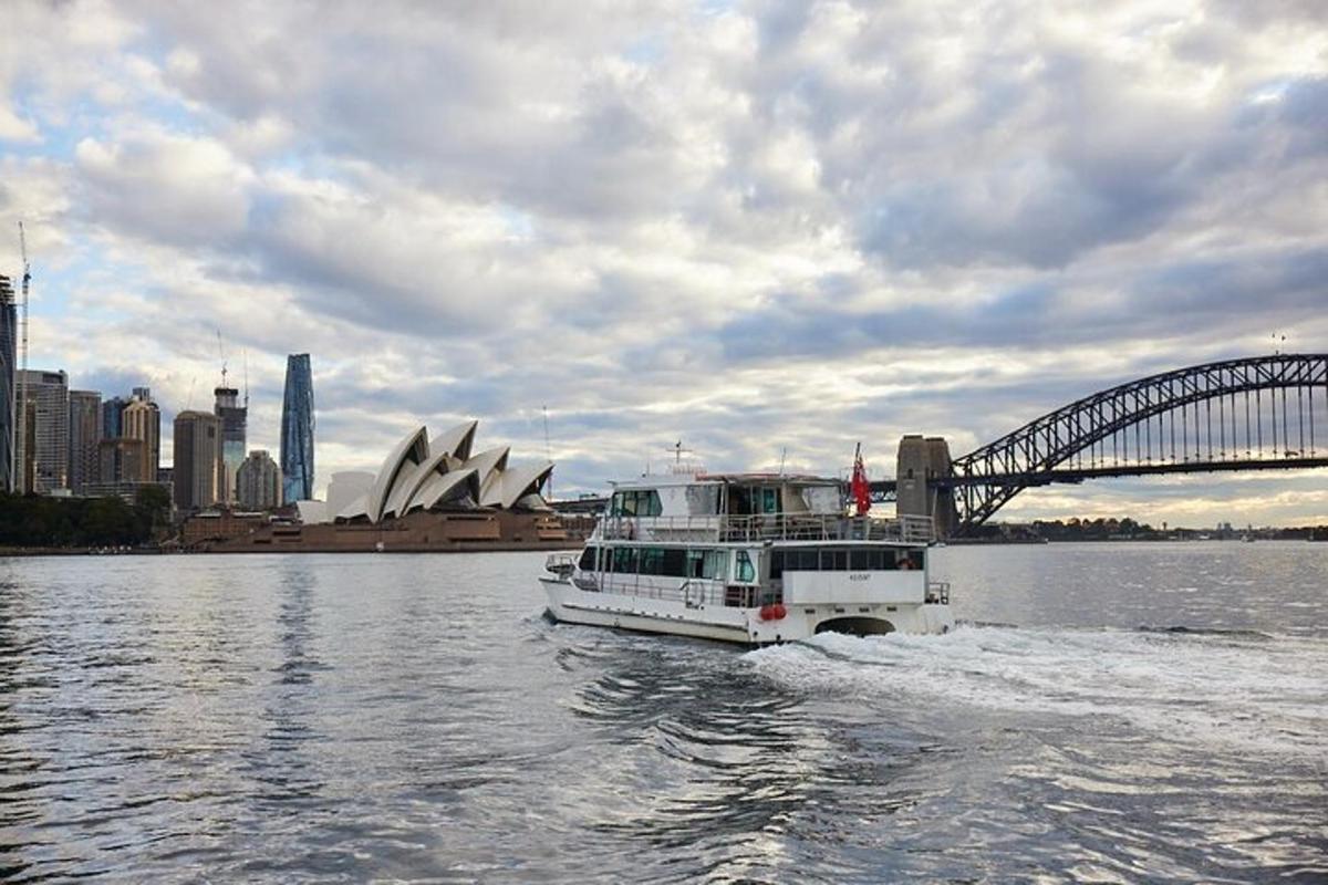 bot di dalam air di hadapan rumah opera sydney