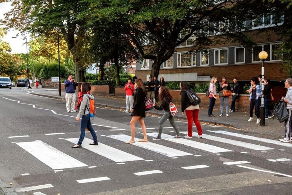 skupina lidí přecházejících ulici na přechodu pro chodce