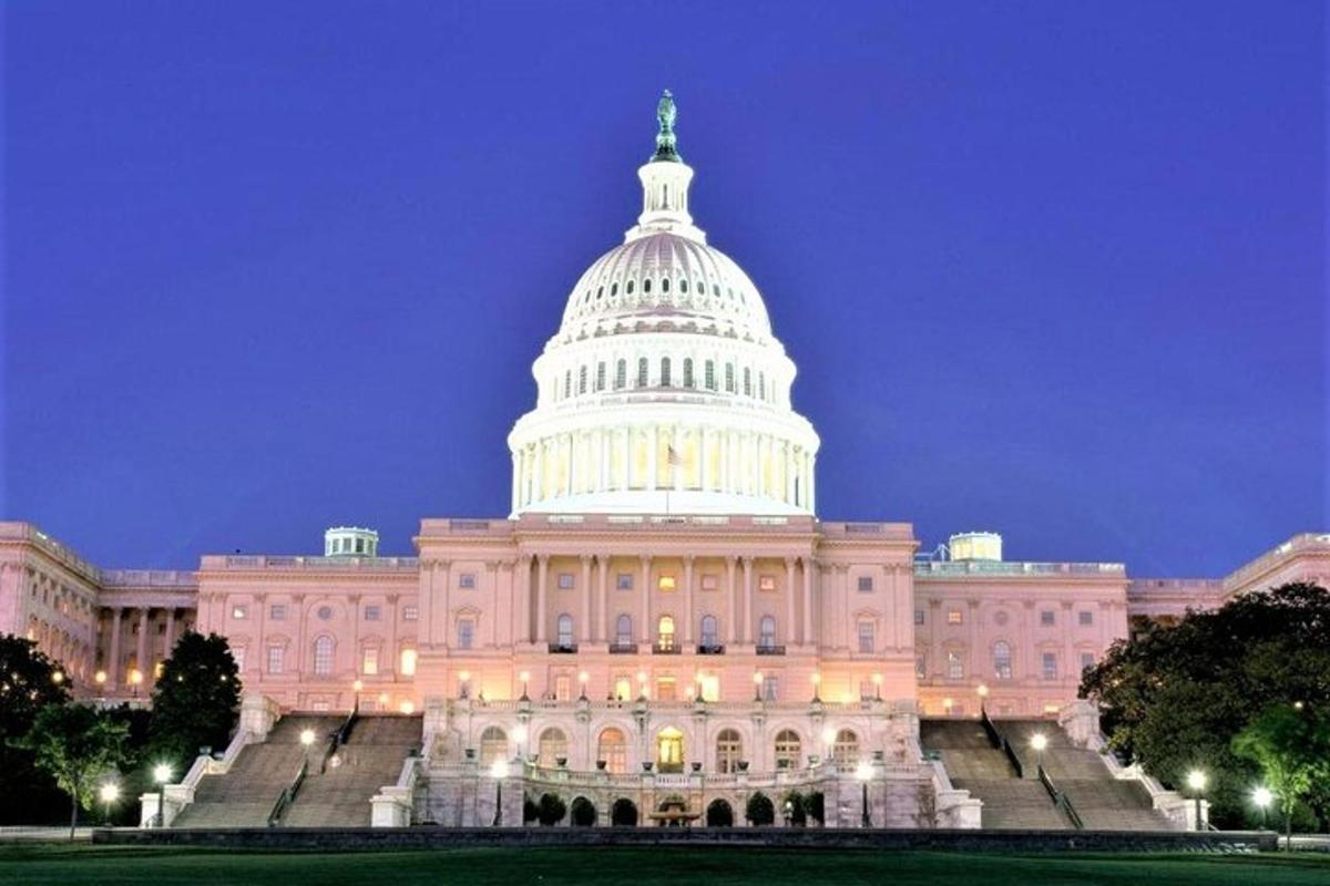 gambar bangunan US capitol pada waktu malam