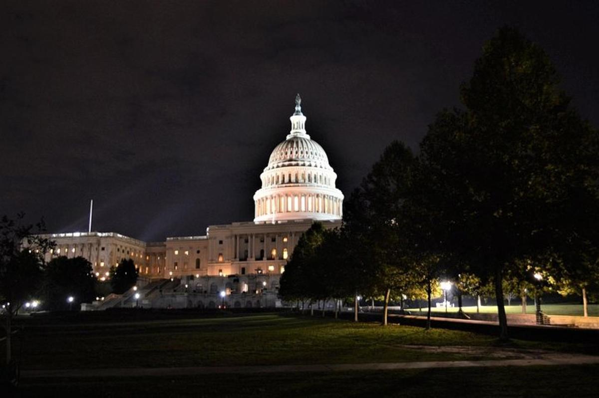 sebuah bangunan dengan kubah US capitol pada waktu malam