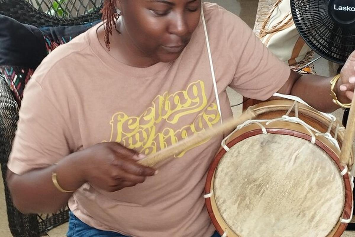 moteris groja būgnu mediniu instrumentu