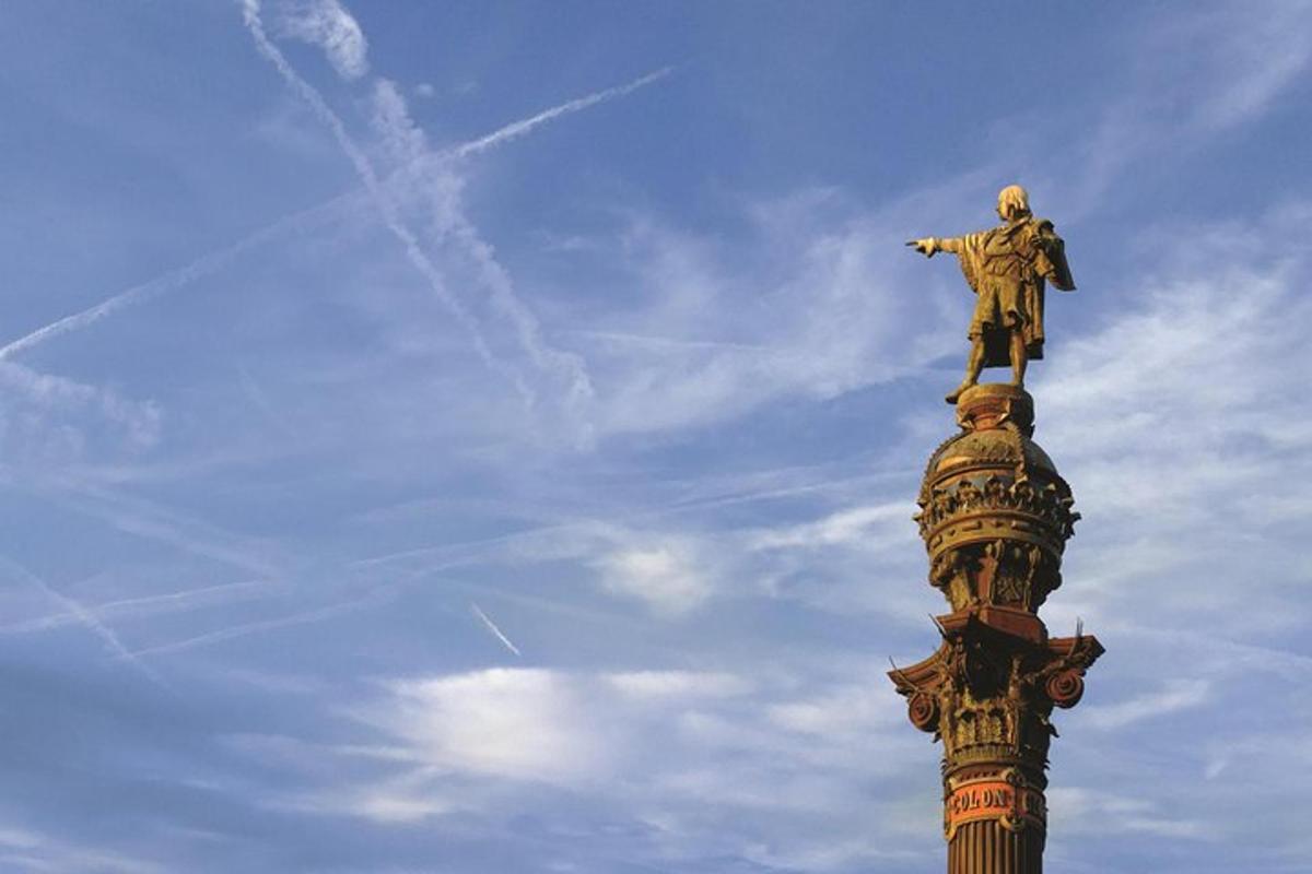 uma estátua de um homem no topo de uma torre