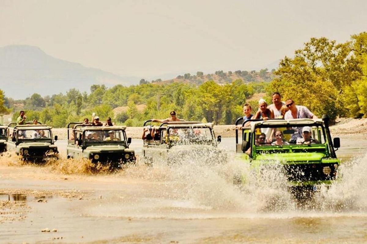 một nhóm người đi xe jeep trên mặt nước