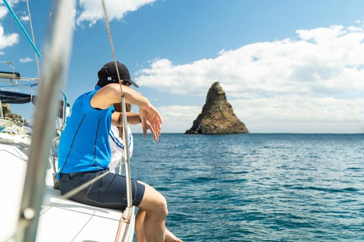 ein Mann sitzt auf einem Boot im Meer