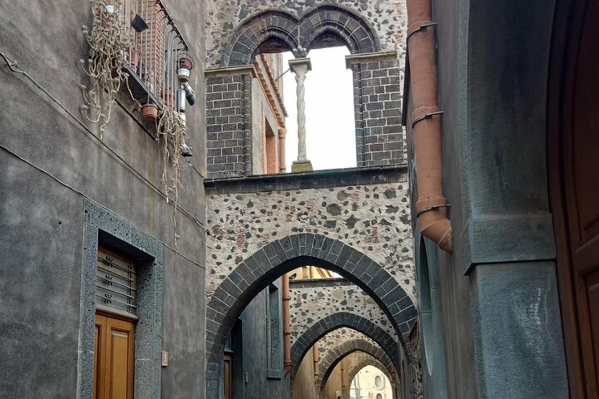 un vicolo in un edificio con archi e finestre