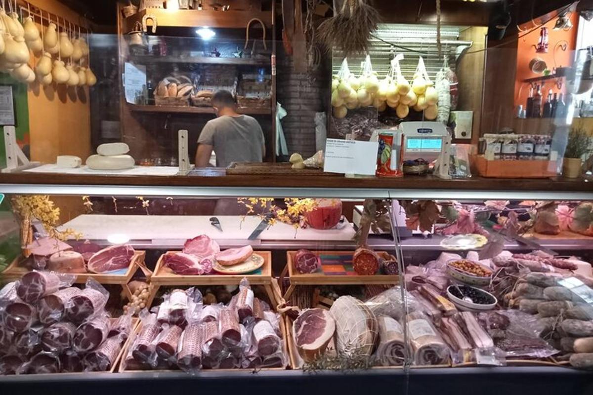 seorang lelaki berdiri di belakang kaunter di kedai daging