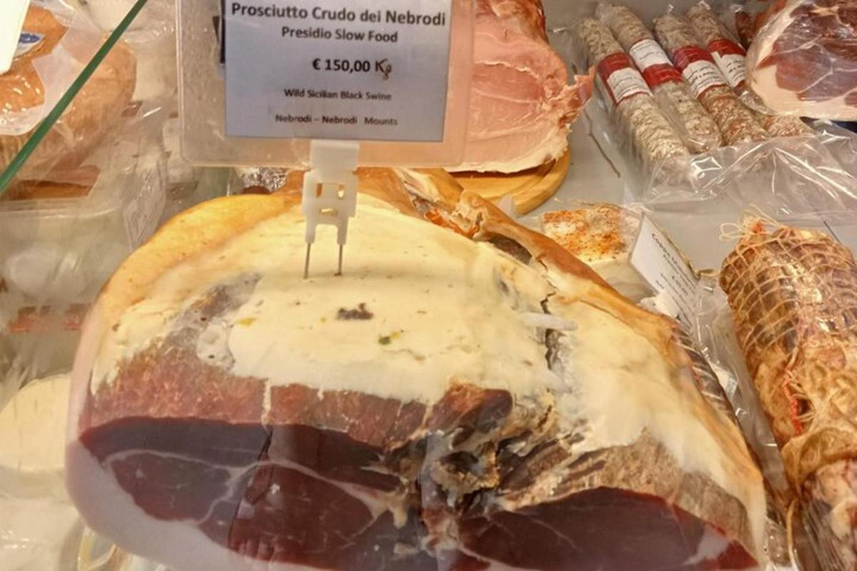una grande fetta di carne in una vetrina di un negozio