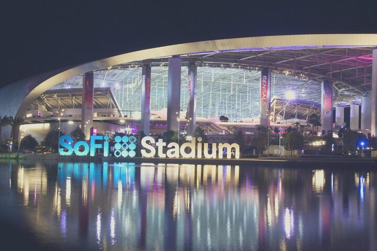 stadium pada waktu malam dengan nama stadium