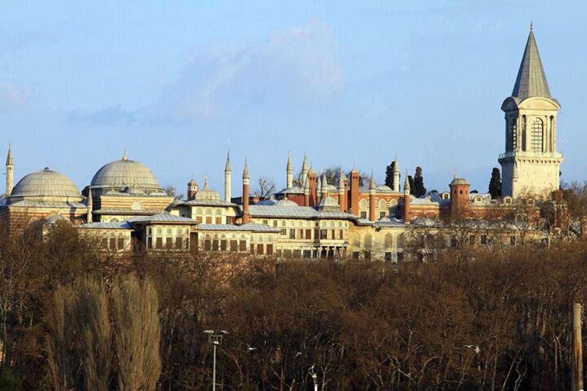 ένα συγκρότημα κτιρίων με έναν πύργο ρολογιού και μια εκκλησία