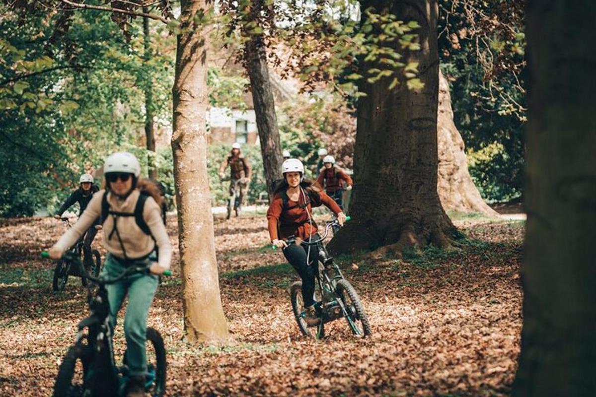 un gruppo di persone in bicicletta nei boschi