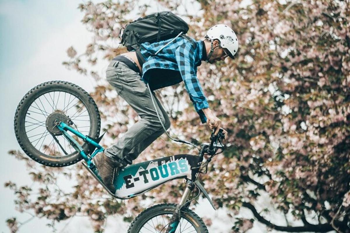 un uomo che fa un trucco su una bicicletta in aria