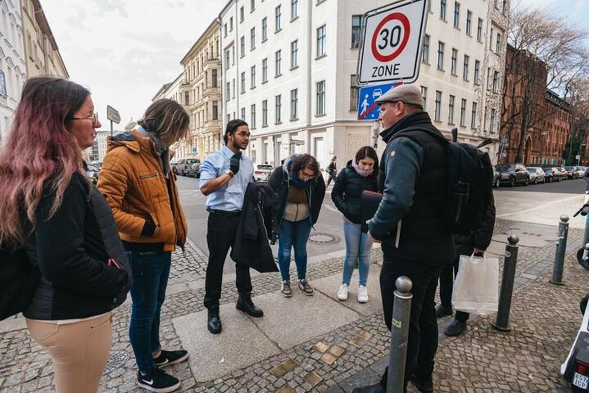 un gruppo di persone in piedi all'angolo di una strada
