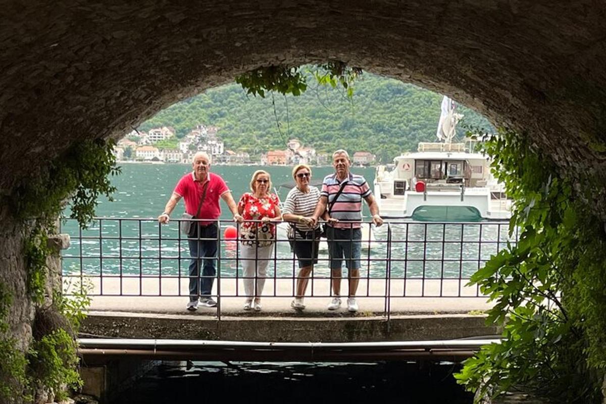 grupp inimesi sillal seismas