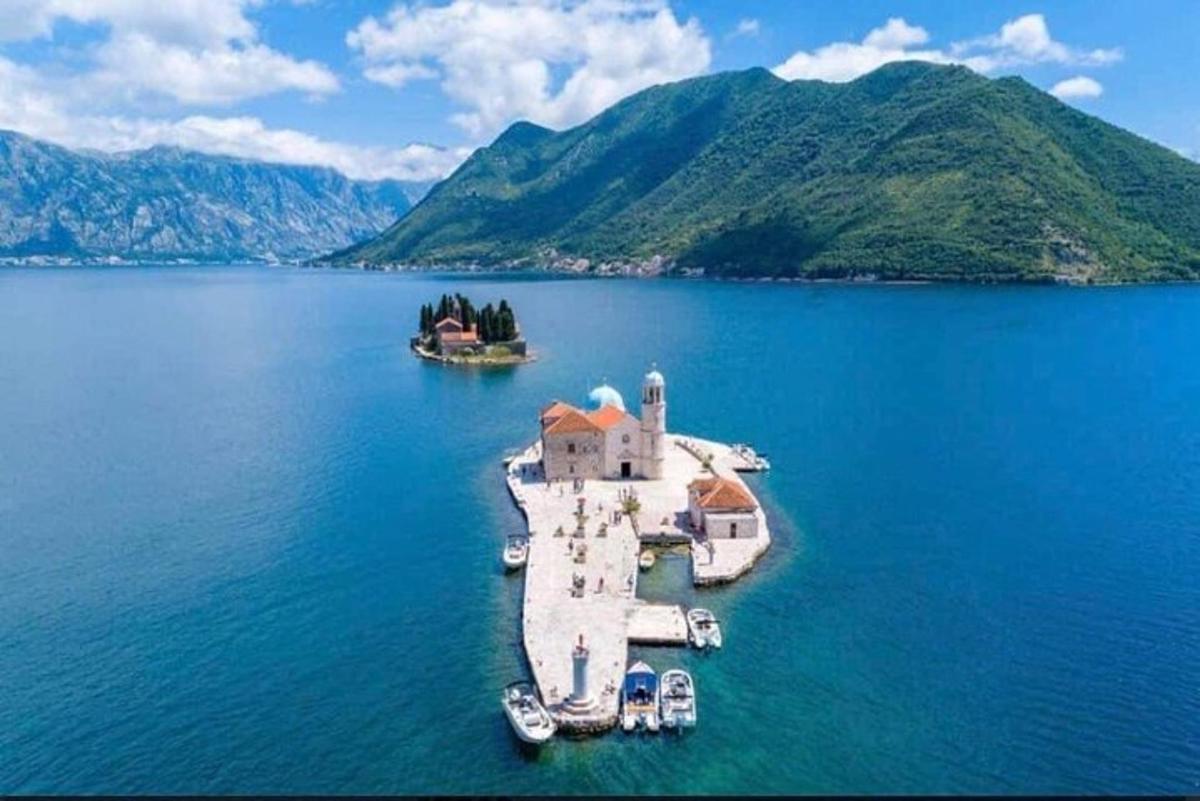 eine Insel inmitten eines großen Gewässers