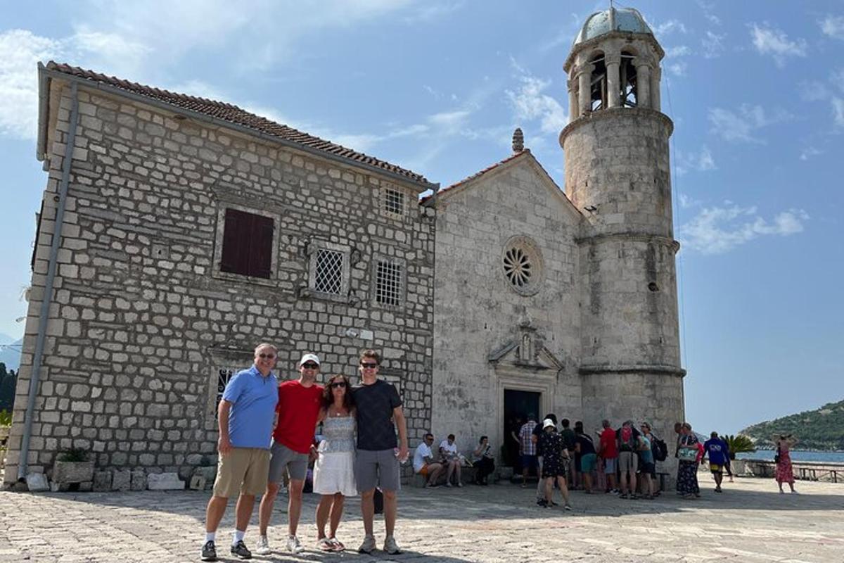 eine Gruppe von Menschen steht vor einer Kirche
