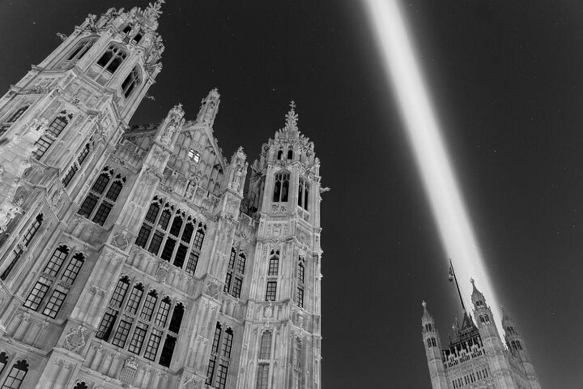 una foto in bianco e nero di un grande edificio