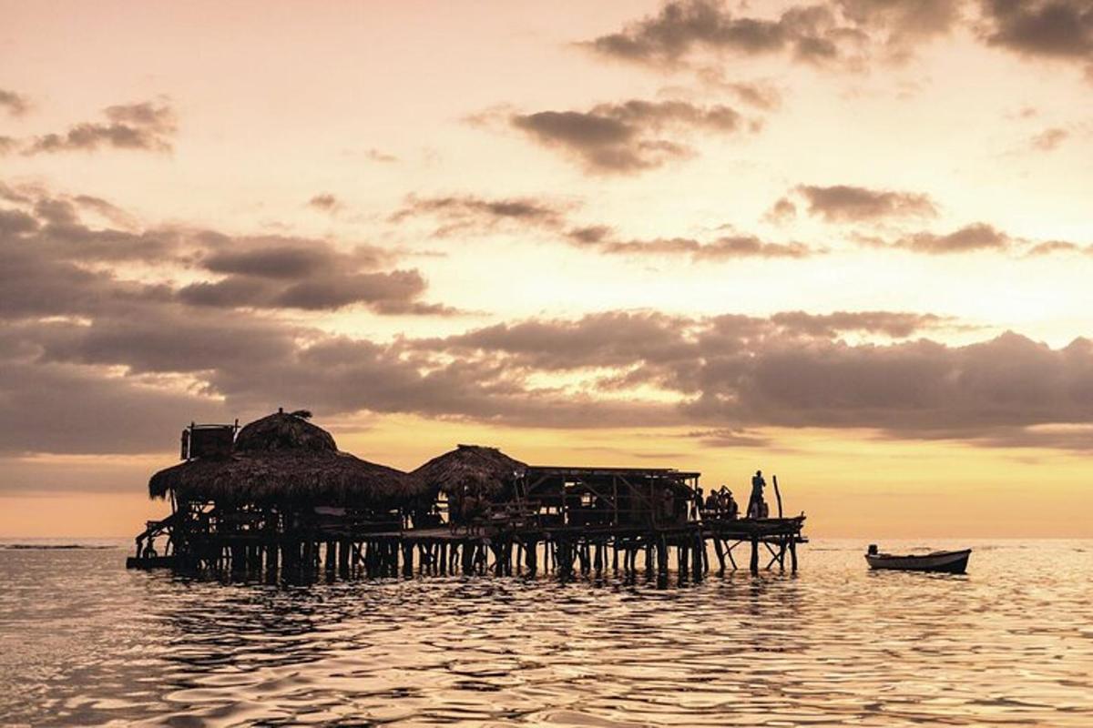 bryggja í sjónum með bát á vatninu