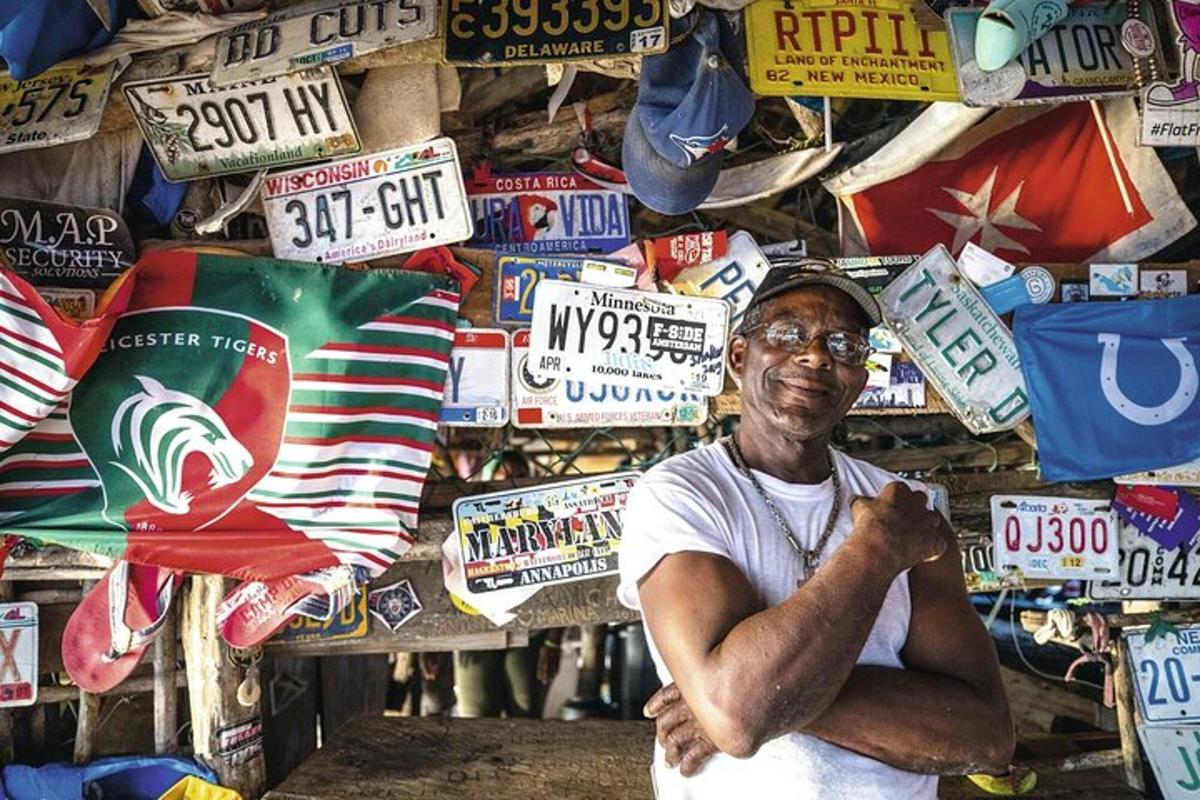 um homem parado em frente a uma pilha de placas de rua