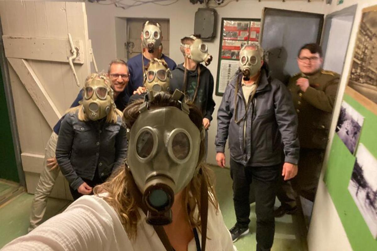 un grup de persones amb màscares de gas en una habitació