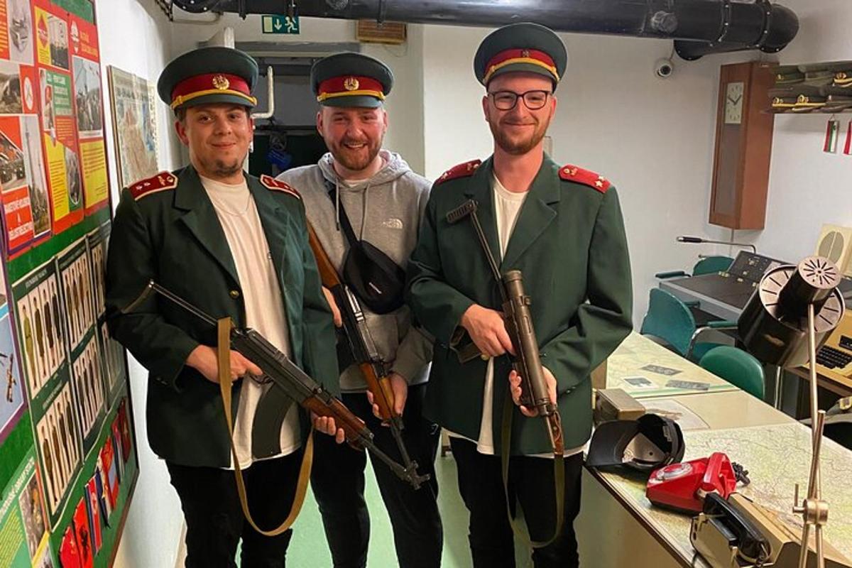 kolm vormiriietuses meest, kellel on toas relvad