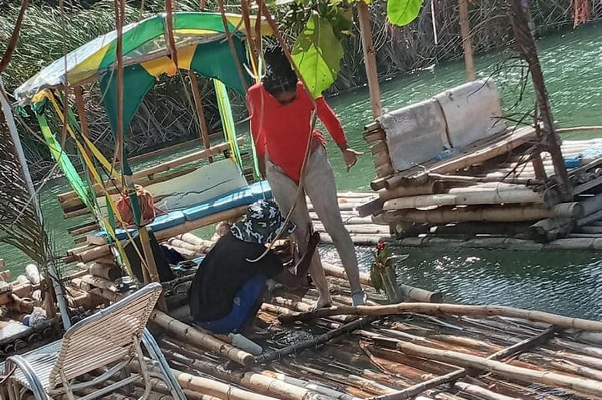 seorang wanita berdiri di atas timbunan kayu