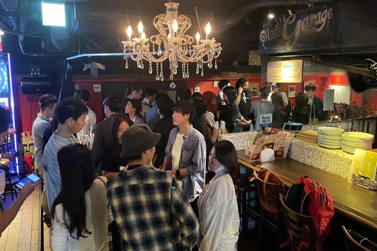 skupina lidí stojících u baru v restauraci