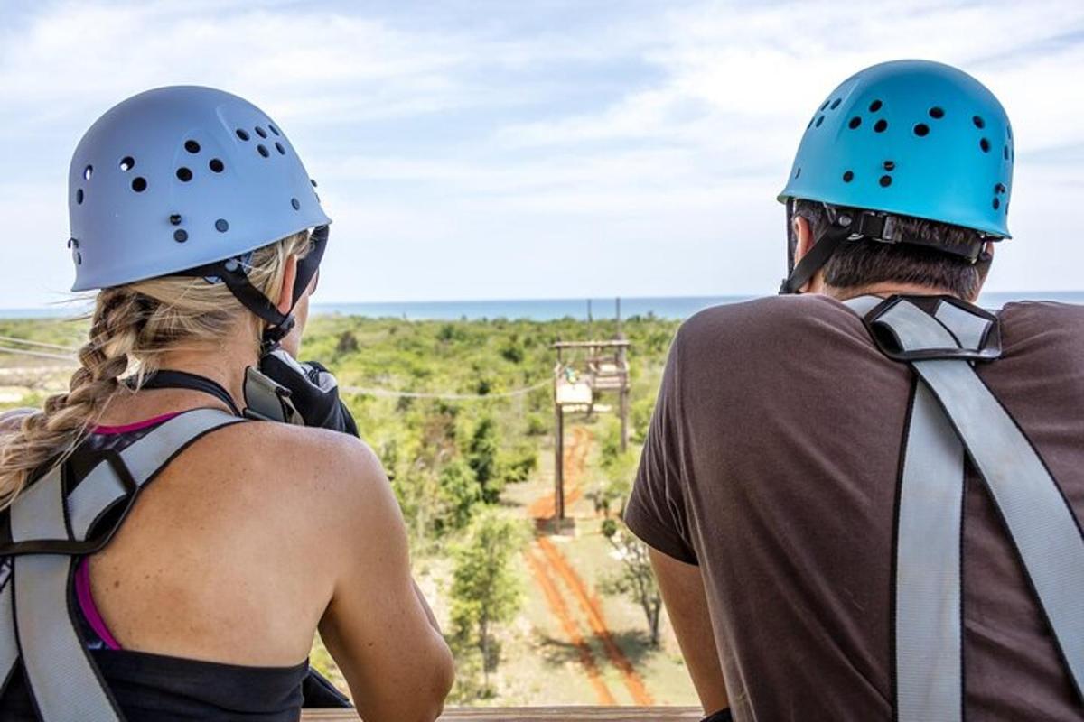 vyras ir moteris su šalmais, žvelgiantys į lauką