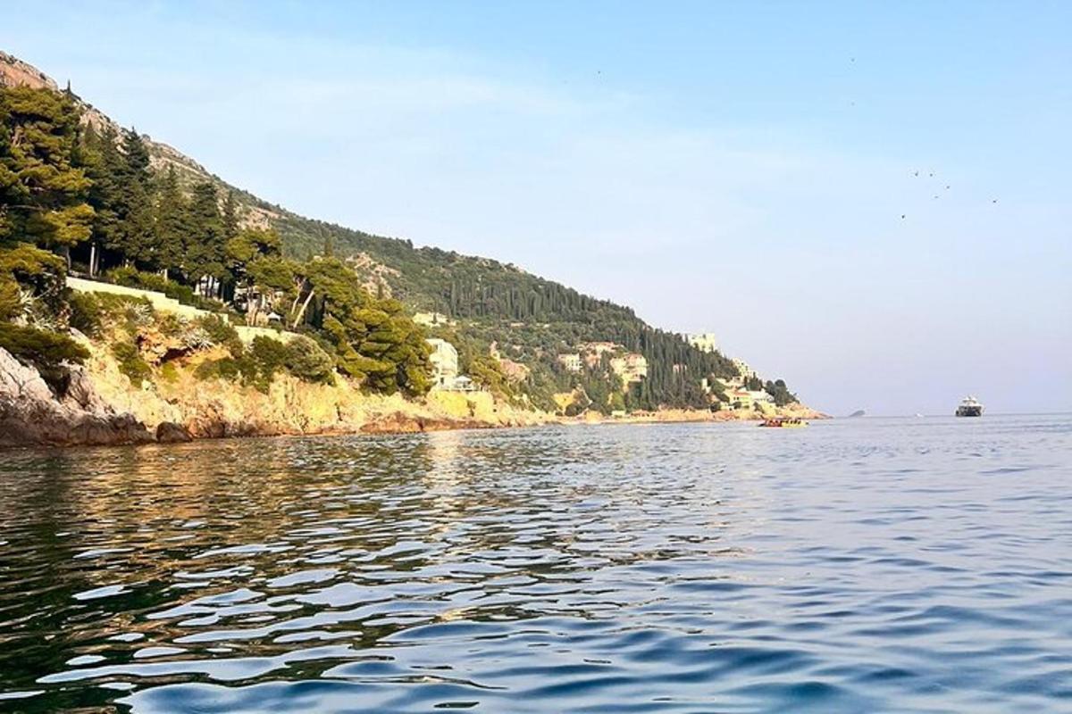 una vista di uno specchio d'acqua da una barca
